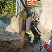 Ein Mitarbeiter des REMSTALWERKS beim Zug eines Mittelspannungskabels in eine Trafostation in der Porschestraße in Rommelshausen